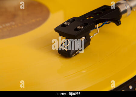 Disque vinyle de couleur jouant sur une platine Photo par Gary Doak/Alamy Banque D'Images