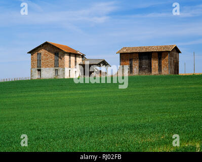 2 granges de tabac à Terrefort, près de Montagoudin, Dordogne, sud-ouest de la France. Cette photo a été prise depuis la grange sur la droite a été démoli. Banque D'Images