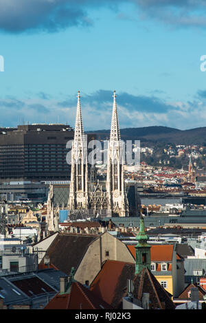 La ville de Vienne avec les deux clochers de l'Église Votive vu du haut de la cathédrale Saint-Étienne (Stephansdom) tour nord. L'Autriche. Banque D'Images