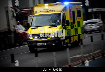 L'Ambulance à Londres à Whitechapel, vitesse de l'Est de Londres. Feb 2019 Banque D'Images