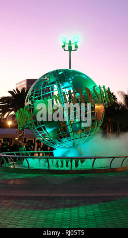 Universal Studios globe à l'entrée dans le parc populaire pour des manèges, des effets spéciaux et des environnements immersifs, Hollywood, Californie, États-Unis Banque D'Images