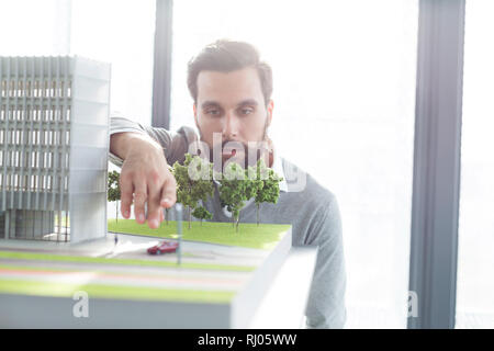Architecte sérieux projet 3D analyse at desk in office Banque D'Images