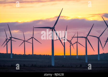 Le soleil se couche derrière Black Law wind farm près de Forth, South Lanarkshire, en Écosse. Banque D'Images