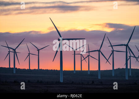 Le soleil se couche derrière Black Law wind farm près de Forth, South Lanarkshire, en Écosse. Banque D'Images