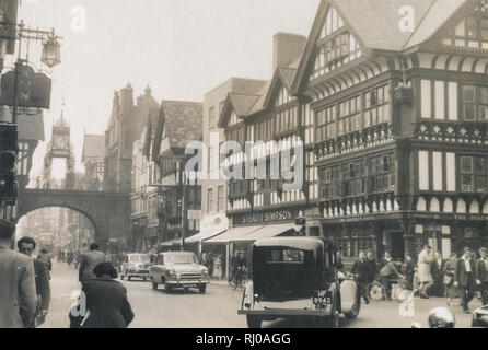 C Antique1950 photographie, l'Eastgate Clock avec boutiques et de trafic sur Foregate Street à Chester, England, UK. La boutique Stead & Simpson est situé au 11, rue Foregate SOURCE : PHOTOGRAPHIE VINTAGE ORIGINAL Banque D'Images