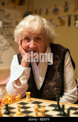 Portrait d'une femme âgée en jouant aux échecs. Banque D'Images