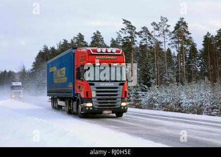 Salo, Finlande - le 18 janvier 2019 : Scania R420 Rouge Marjamaki semi-remorque et un autre camion sur la route d'hiver de neige dans le sud de la Finlande. Banque D'Images