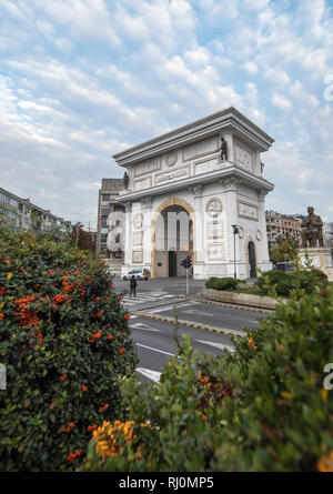 Skopje, République de Macédoine - Vue de Triumph gate (Porta Macédoine) sur la rue principale de la ville. Arch Banque D'Images