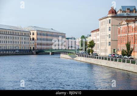 Saint Petersburg, Russie - septembre 9, 2018 : la Rivière Fontanka et le pont reliant l'anglais Pokrovsky et anonyme, un pedestri Banque D'Images