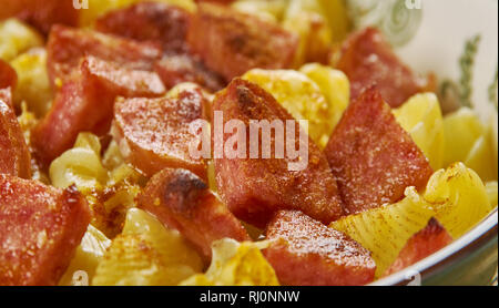 Macaroni au fromage Andouille maison close up Banque D'Images