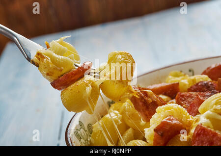 Macaroni au fromage Andouille maison close up Banque D'Images