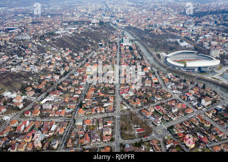 Paysage urbain d'antenne télévision, maisons et des noirs d'un drone. Au-dessus de la ville de Cluj-Napoca, Roumanie, Banque D'Images