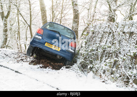 Accident de voiture dans la neige. Véhicule s'est retrouvé hors de la route dans la neige en hiver - Callander, Ecosse, UK (le consentement donné par le pilote indemne de voiture) Banque D'Images