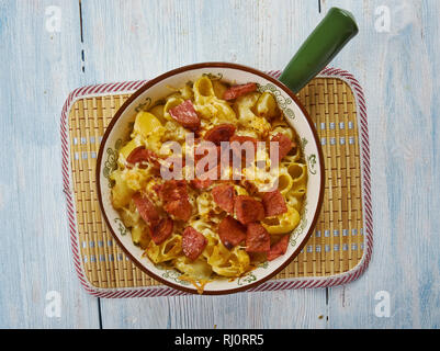 Macaroni au fromage Andouille maison close up Banque D'Images