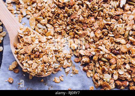 Granola rôti fait maison sur une tôle à biscuits au sésame, citrouille, graines de tournesol, les noix et amandes. Superfood. Vue d'en haut. Mise à plat. Banque D'Images