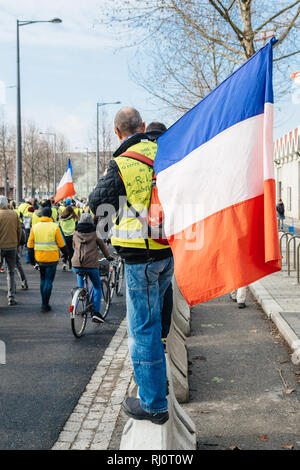 STRASBOURG, FRANCE - DEC 02, 2018 : l'homme avec drapeau national français à la recherche à des centaines de gilets jaunes Gilet jaune manifestation de protestation au cours de Strasbourg Banque D'Images