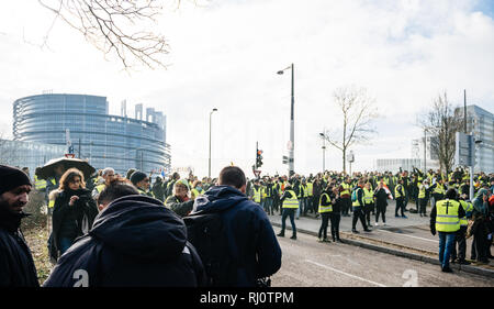 STRASBOURG, FRANCE - DEC 02, 2018 : Les personnes qui font preuve de la marche de protestation au cours de gilets jaunes Gilet jaune sur la manifestation de samedi 12 les manifestations anti-gouvernementales Banque D'Images