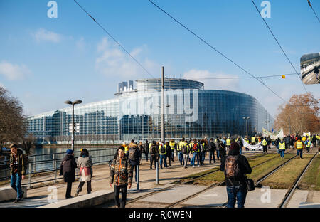 STRASBOURG, FRANCE - DEC 02, 2018 : Les personnes qui font preuve de la marche vers le Parlement européen au cours de protestation de gilets jaunes Gilet jaune manifestation les manifestations anti-gouvernementales Banque D'Images