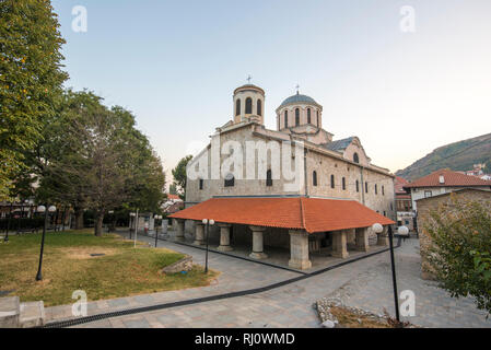 Cathédrale de Saint George. l'église cathédrale du diocèse orthodoxe serbe de Raska et Prizren au Kosovo Banque D'Images