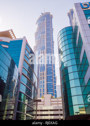 Dubaï, Émirats arabes unis - 15 mai 2018 : des rues avec les gratte-ciel modernes de la ville de Dubai Banque D'Images