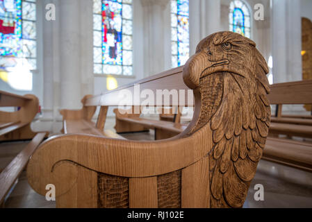 PRISTINA, KOSOVO - Eagle head sur un banc. À l'intérieur intérieur de la cathédrale catholique romaine de la bienheureuse Mère Teresa Banque D'Images