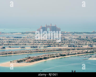 Vue sur les bâtiments résidentiels sur l'île de Palm Jumeirah. Le Palm Jumeirah est un archipel artificiel de l'émirat de Dubaï. Banque D'Images