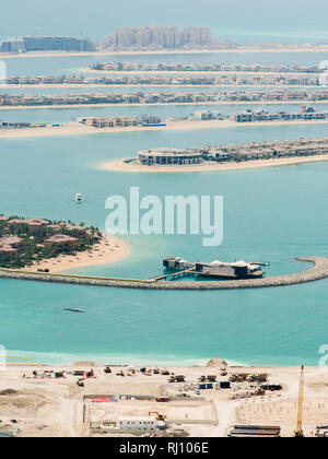 Vue sur les bâtiments résidentiels sur l'île de Palm Jumeirah. Le Palm Jumeirah est un archipel artificiel de l'émirat de Dubaï. Banque D'Images