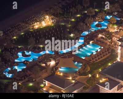 Plage côte avec piscine ouverte hôtels à Dubaï. Vue depuis la hauteur de nuit Banque D'Images
