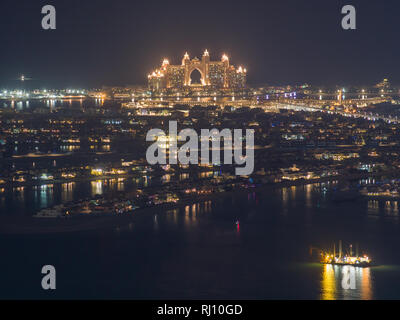 Vue à partir de la hauteur de la Palm Jumeirah, la nuit. Banque D'Images