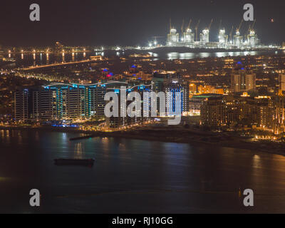 Vue à partir de la hauteur de la Palm Jumeirah, la nuit. Banque D'Images