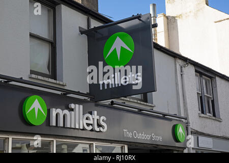 La signalisation au-dessus d'un magasin d'équipement de plein air des millets en Angleterre. Banque D'Images