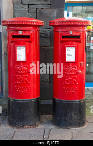 Deux boîtes de Royal Mail rouge, typique du type qui peut être vu dans les rues du Royaume-Uni. Banque D'Images