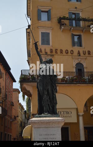 Statue Di Egidio Girelli sur Piazza Di Erbe Square à Vérone. Voyages, vacances, de l'architecture. Le 30 mars 2015. Vérone, Vénétie, Italie. Banque D'Images