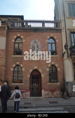 Très belle façade d'un bâtiment transformé en Verona Cafe à Vérone. Voyages, vacances, de l'architecture. Le 30 mars 2015. Vérone, Vénétie, Italie. Banque D'Images