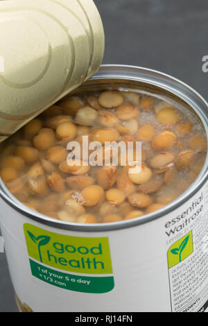 Une boîte de lentilles vertes dans de l'eau acheté dans un supermarché Waitrose. England UK GB. Photographié sur un fond foncé, ardoise. Banque D'Images