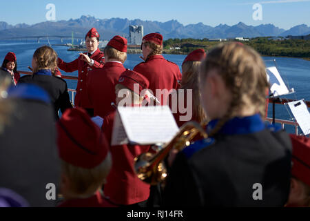 Harstad School Band (Kanebogen Skolekorps) jouant sur le pont du MS TROLLFJORD, comme il s'écarte d'Andøya, Risøyhamn, la Norvège. Banque D'Images