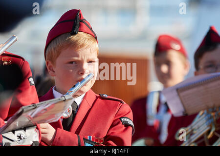 Enfant jouant de la flûte, Harstad School Band (Kanebogen Skolekorps) jouant sur le pont du MS TROLLFJORD, comme il s'écarte, Risøyhamn, la Norvège d'Andøya Banque D'Images