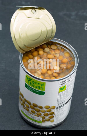 Une boîte de lentilles vertes dans de l'eau acheté dans un supermarché Waitrose. England UK GB. Photographié sur un fond foncé, ardoise. Banque D'Images