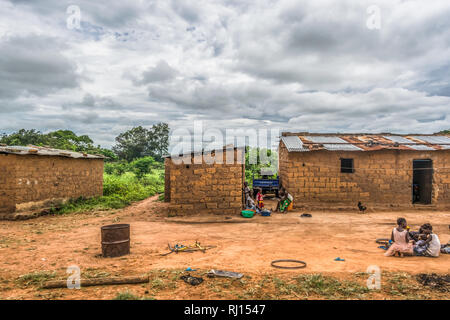 Malange / Angola - 1208 2018 : vue sur village traditionnel, les gens et tôle de zinc et de chaume sur le toit des maisons et des murs de briques en terre cuite, un ciel nuageux Banque D'Images