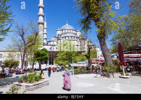 Istanbul, Turquie : Les gens passent devant la nouvelle mosquée (Yeni Camii) construit entre 1660 et 1665, une mosquée impériale ottomane dans le quartier d'Eminönü, sur la Banque D'Images