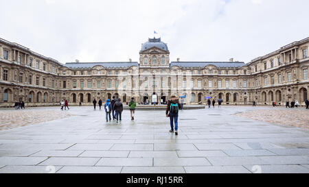 Paris (France) - Vue du célèbre musée du Louvre dans un jour de pluie et d'hiver. Musée du Louvre est l'un des plus grand et le plus visité des musées du monde entier Banque D'Images