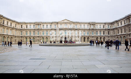 PARIS, FRANCE - 10 novembre 2018 - Vue du célèbre musée du Louvre dans un jour de pluie et d'hiver. Musée du Louvre est l'un des plus grands musée dans le monde Banque D'Images