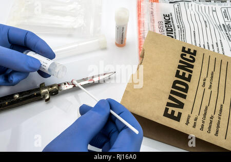 Tests de scientifique examine arme blanche de la criminalité dans un laboratoire, conceptual image Banque D'Images