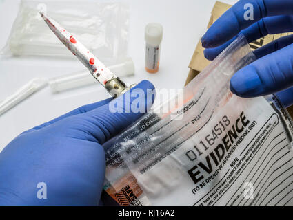 Tests de scientifique examine arme blanche de la criminalité dans un laboratoire, conceptual image Banque D'Images