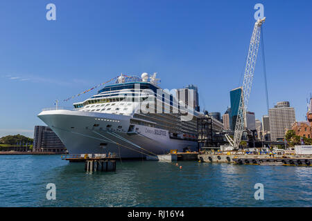 Bateau de croisière Queen Victoria de la Cunard flotte navire amarré dans le port de Sydney Harbour, sur un beau jour bleu Banque D'Images