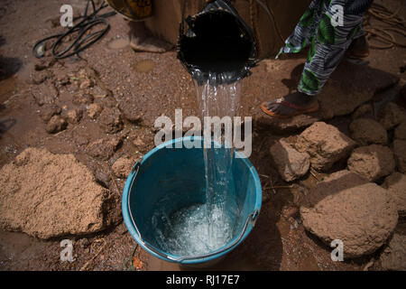 La-toden village, province de Yako, Burkina Faso. Les femmes du petit jardin à proximité de leur domicile. Le puits ici sont plus profonds et n'exécutez pas sèche. Les femmes sont de plus en plus les oignons pour leur propre usage et pour les vendre au marché. Banque D'Images