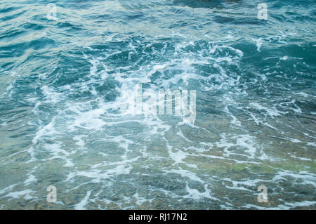 Résumé fond bleu de la surface de la mer écumeuse. Banque D'Images