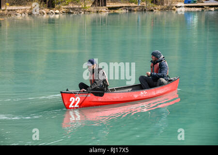 LAKE LOUISE, ALBERTA, CANADA - Juin 2018 : deux personnes dans un canot sur le lac Louise en Alberta, Canada. Banque D'Images