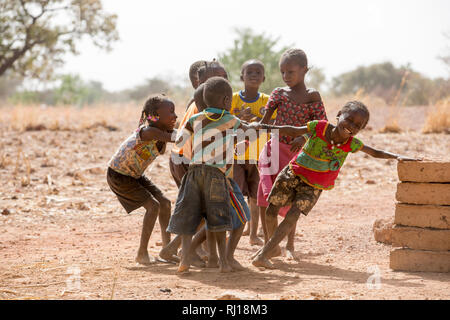 Village de samba, Province de Yako, Burkina Faso ; enfants jouant ensemble. Banque D'Images