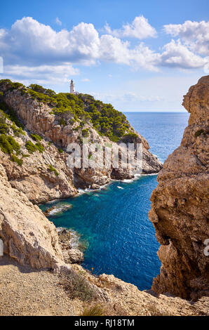 Crique pittoresque avec Capdepera phare dans la distance, Mallorca, Espagne. Banque D'Images